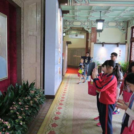 Students were learning in Dr. Sun Yat-sen Memorial Hall