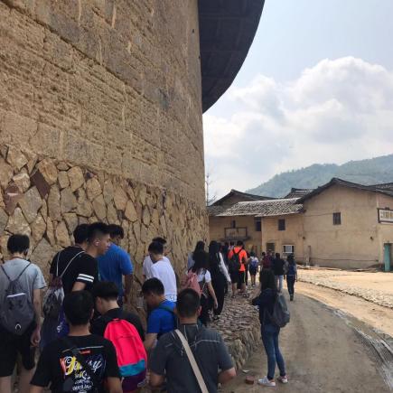 Students were visiting Huaan Tulou in Zhangzhou.