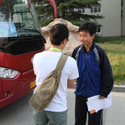 在参访八十中学期间，学员积极与该校学生进行交流。