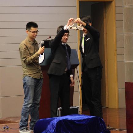 在北京航空航天大学研究生分享科研成果后，学员有机会操作有关模型，亲身接触大学生的科研成果。