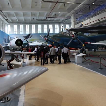 透过参访航空航天博物馆，学员认识不同类型的飞机，从而了解国家在航空方面的发展。