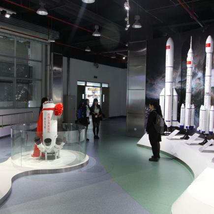透过参访中国航天博物馆，学员了解中国航天科技发展的情况。