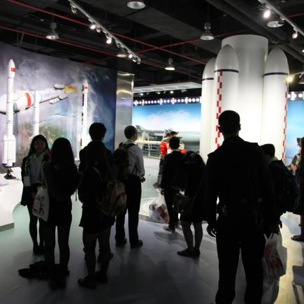 透过参访中国科学技术馆，学员了解航天飞船发展的情况。