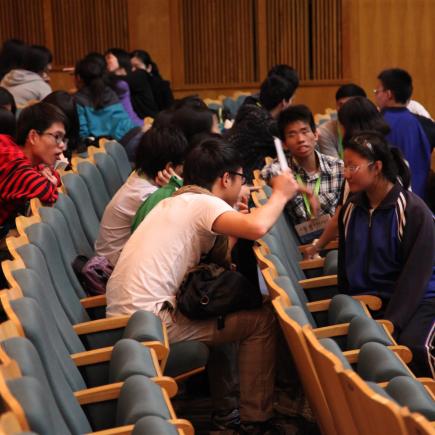 在参访北京市第80中学期间，学生投入与该校学生进行交流。