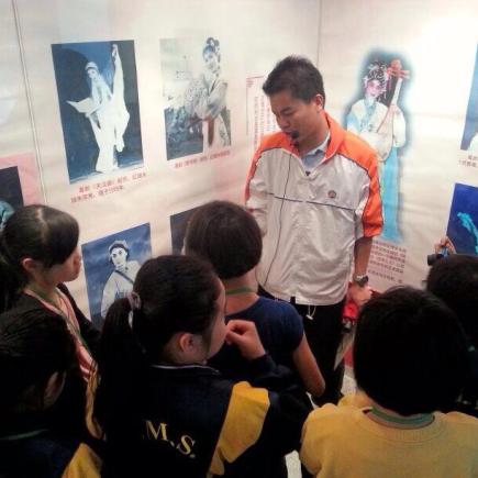 Students learning traditional Lingnan sculpture