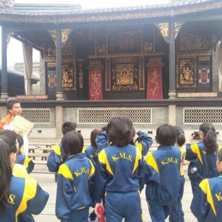 透过参访佛山祖庙，学生了解岭南的古建筑风格和特色。