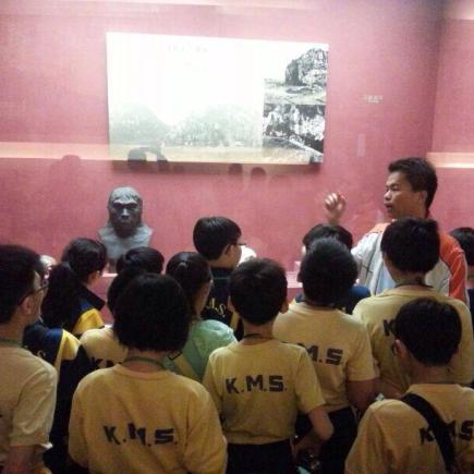 学生在佛山民间艺术社学习欣赏岭南传统雕塑艺术。