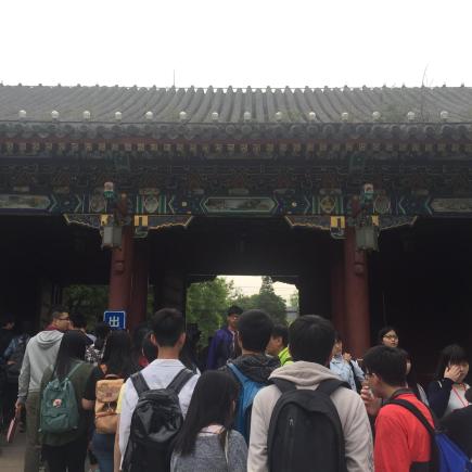 学生正在参访北京大学。