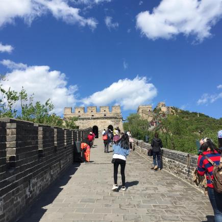 学生正在参访八达岭长城。
