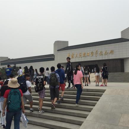 学生正在参访中国人民抗日战争纪念馆。