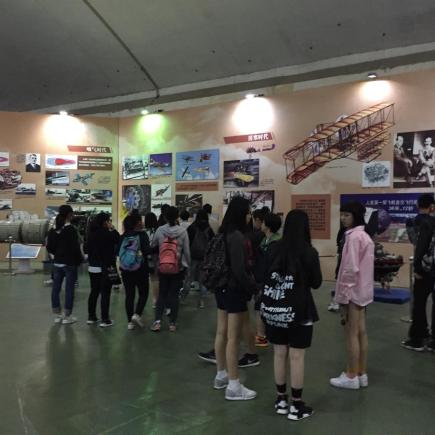 学生正在参访中国航空博物馆。