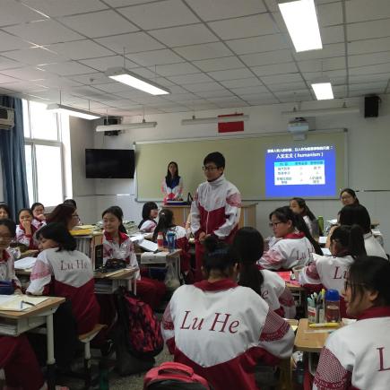 学生正在参访北京潞河中学。