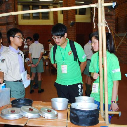 学员参访香港中学，并了解童军的野外生活用品。