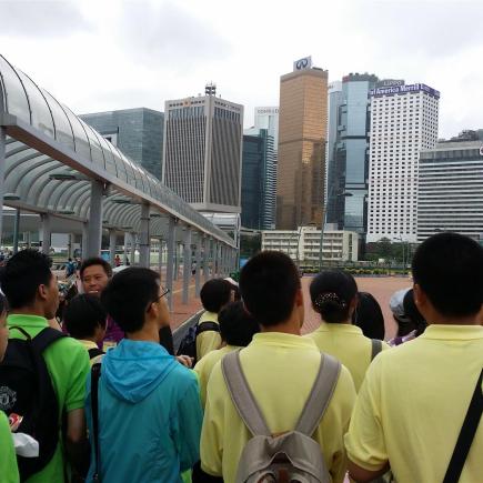 学员聆听导游的讲解，认识香港金融中心建筑群。