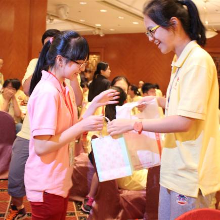 京港学生在首天的破冰游戏中，寻得有缘人交换纪念品及联络方法。