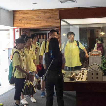 学员参访澳门历史博物馆，由导赏员介绍各展品及澳门的历史。