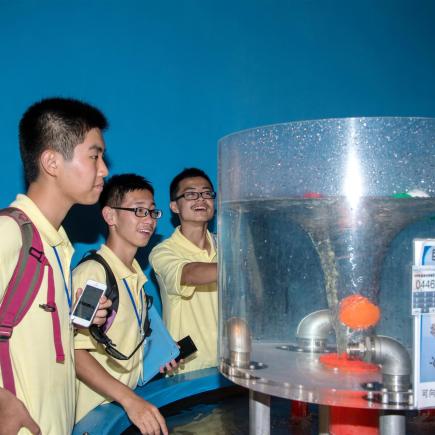学员参访澳门科学馆，观看馆内展品的实验示范。
