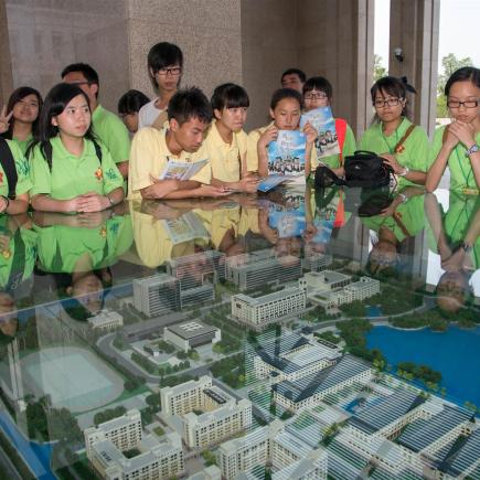 学员参访澳门大学，了解新校舍的设施和建筑。