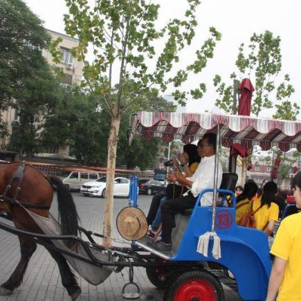 透過乘座馬車，學員認識「五大道」具特色的歐陸建築風格，並了解當地的文物保育工作。