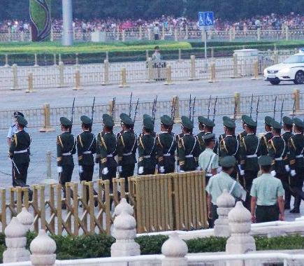 仪仗队整齐地列队进入天安门广场进行升旗仪式。