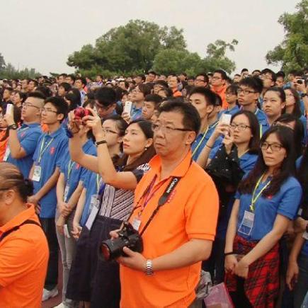 透过于天安门广场观看升旗仪式，学生了解国家举行大型庆典的天安门广场，以及亲身体会在首都举行的升旗仪式