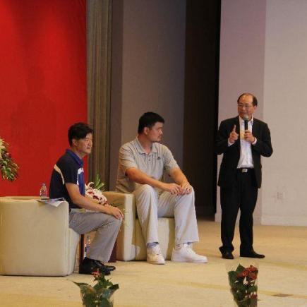 在「与名人对谈」座谈会上，吴局长与姚明交流