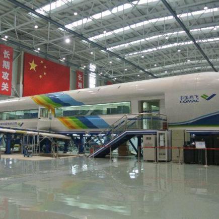 透过参访中国商用飞机厂，学生了解飞机产业对上海的经贸发展、就业机会及国际地位等方面的影响