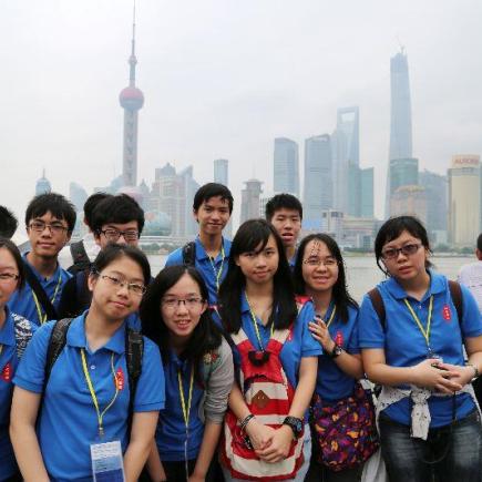 透过参访上海外滩，学生感受上海繁华活力的一面