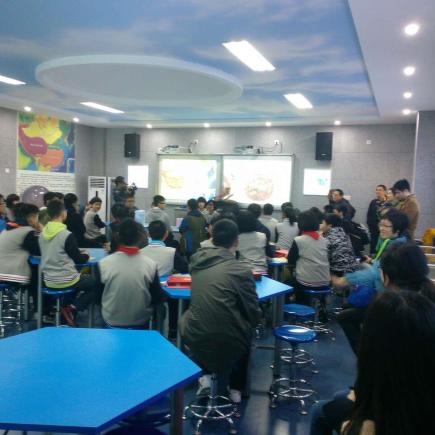 香港学生与内地学生一起上课。