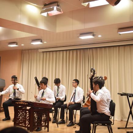 学生于中国音乐学院交流切磋环节时的中乐表演