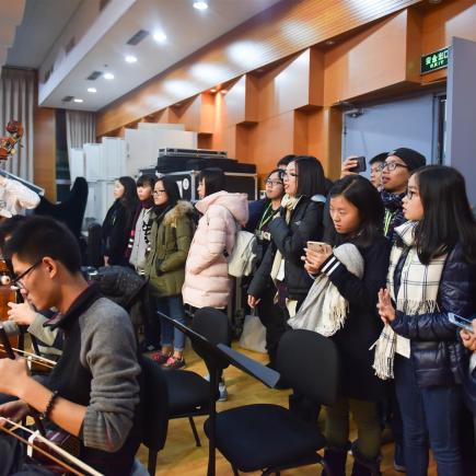 学生正在观看中国音乐学院华夏乐团排练