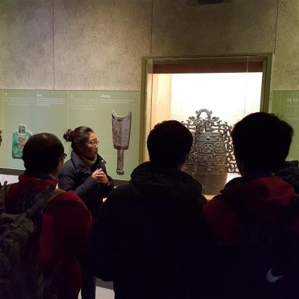 学生正在参访大钟寺古钟博物馆