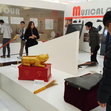 Students were playing instruments at exhibition Hall 2.