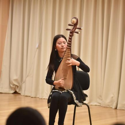 中国音乐学院的教授作琵琶演奏示范