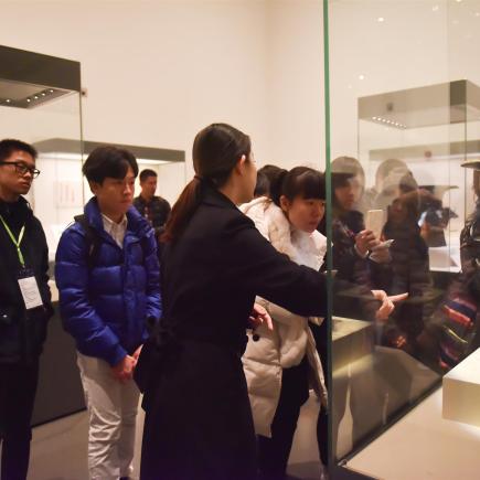 学生正在参访中国国家博物馆