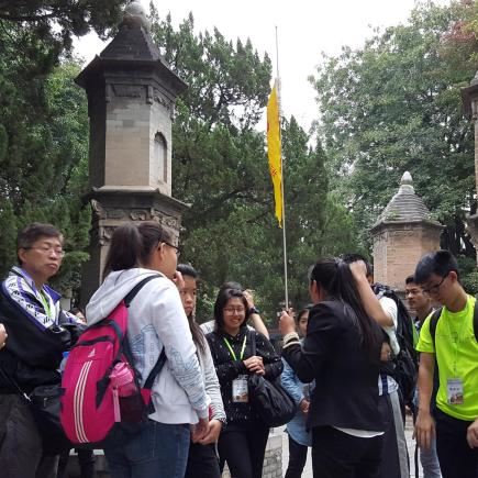 学生正在参访大慈恩寺大雁塔