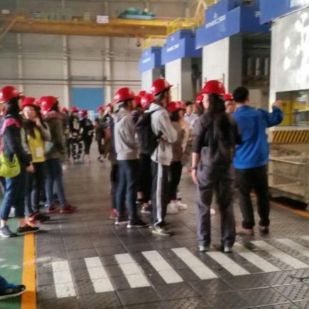 學生正在參訪陝西汽車集團有限公司