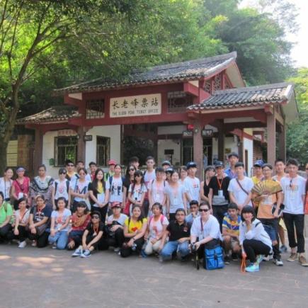 同学们透过参观长老峰，学生们认识了丹霞山的地质地貌特征。