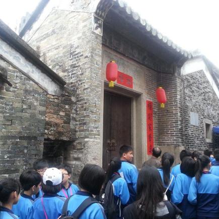 students were able to look at some historic buildingsrotection by listening to the tour guide.