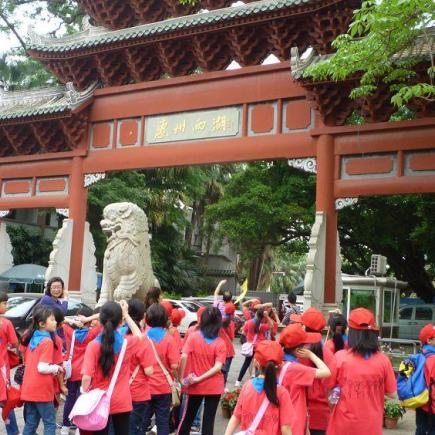 Students were visiting the West Lake in Huizhou