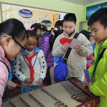 与当地小学交流时，同学在当地老师的指导下，体验内地小学的音乐课。