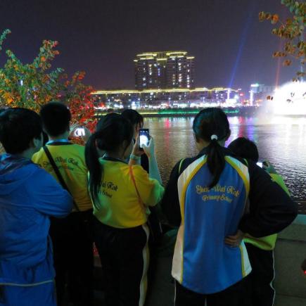 Students were visiting the Xinfengjiang Muscial Fountain