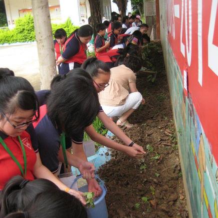 Students were visiting a primary school in Meizhou