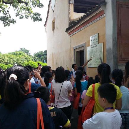 透過參訪東山書院，讓學生了解中國古書院的制度和建築特色，以及探討客家人尚文重教的傳統精神。