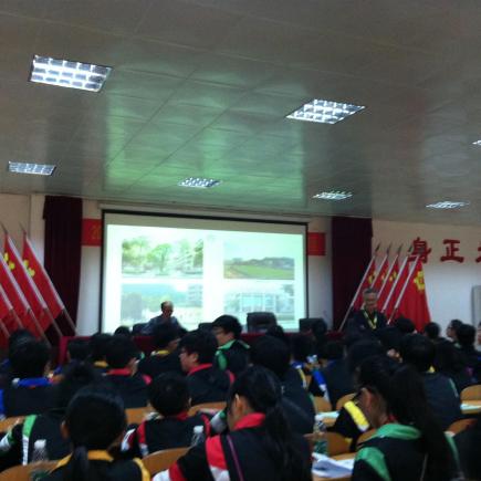 香港学生正在观课，了解内地学生上课的情况及学习模式。