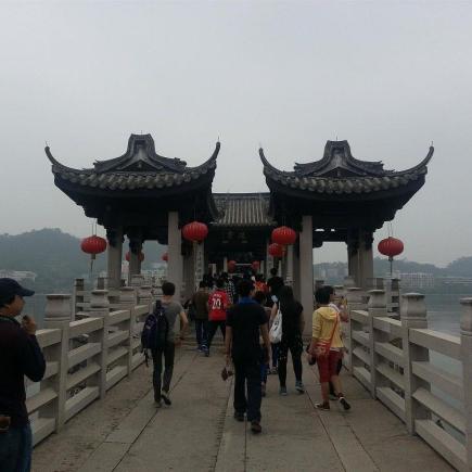 同学登上广济桥，了解桥的特色，并于桥上欣赏周围美丽景致。