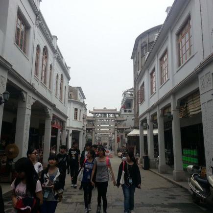 同學到牌坊街遊覽，欣賞當地建築，並思考香港有何相類似的建築。
