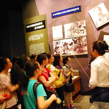 学生正在参访九一八历史博物馆，听取导赏员讲解