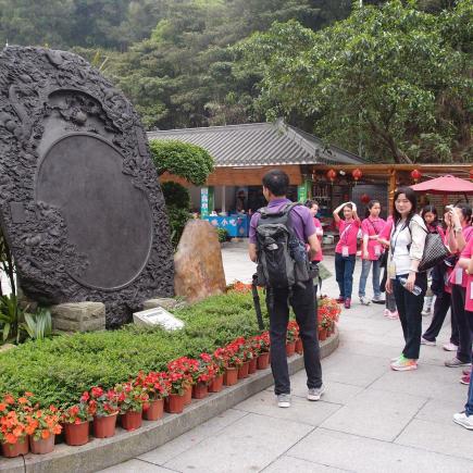 导游为同学讲解鼎湖山如何发展为旅游景点，使同学了解当地的旅游发展，从而探讨开发自然地貌作为风景区对环境及当地经济和民生的影响。