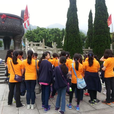 同學們都認真地聽導遊對鼎湖山各寶鼎的介紹，使他們認識鼎的由來和意義，以及它們所蘊含的中華文化及歷史價值。